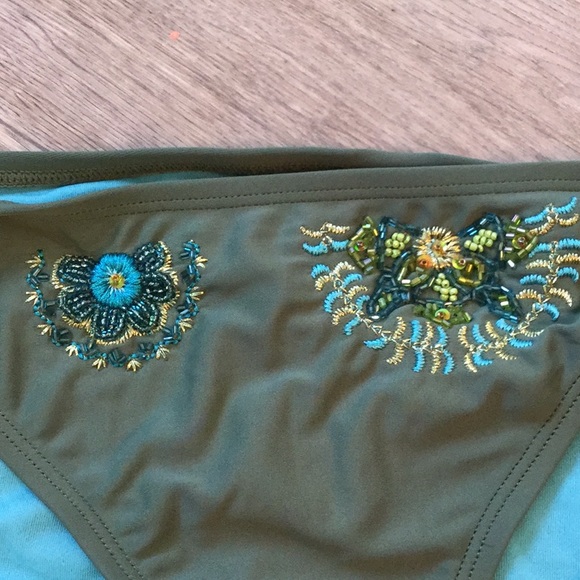 Bikini - Picture 2 of 4